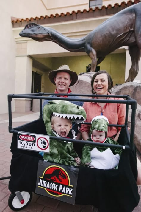 Familly Halloween Costume Reveal - Jurassic Park Halloween Costume with details on how to create a dr. grant and dr. sattler costumes and make this Jurassic Park costume your own! #jurassicpark #familycostume #familyhalloweencostumes Jurassic Costume, Jurassic Park Halloween Costume, Jurassic Park Halloween, Halloween Costume Family, Jurassic Park Costume, Diy Fantasia, Family Themed Halloween Costumes, Costume Family, Dinosaur Halloween Costume