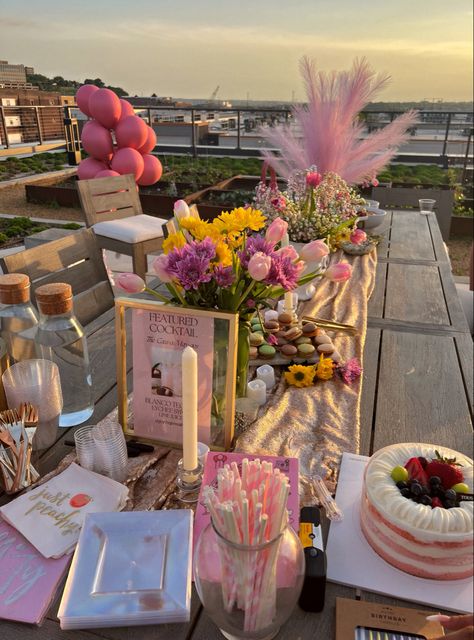 Roof Birthday Party Ideas, Rooftop Brunch Party, Garden Birthday Table Decor, Birthday Decoration At Restaurant, Rooftop Garden Aesthetic, Birthday Setup Aesthetic, Cute Birthday Party Aesthetic, Birthday Rooftop Party Ideas, Aesthetic Outdoor Birthday Party