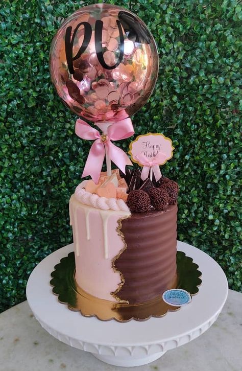 Duo Cake Design, Double Theme Cake, Double Birthday Cake Ideas, Birthday Cake For Two People Ideas, Twin Birthday Cakes For Adults, Combined Birthday Cake, Split Cake Design, Split Birthday Cake, Double Birthday Cake