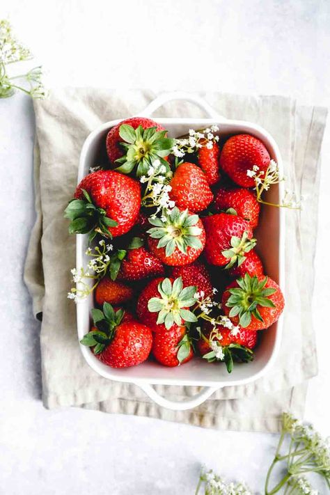 Strawberry Picnic Aesthetic, Strawberry Athestic, Strawberry Food Photography, Strawberry Fruit Aesthetic, Strawberries Photography, Fruit Food Photography, Spring Food Photography, Strawberry Foods, Food Photography Strawberry