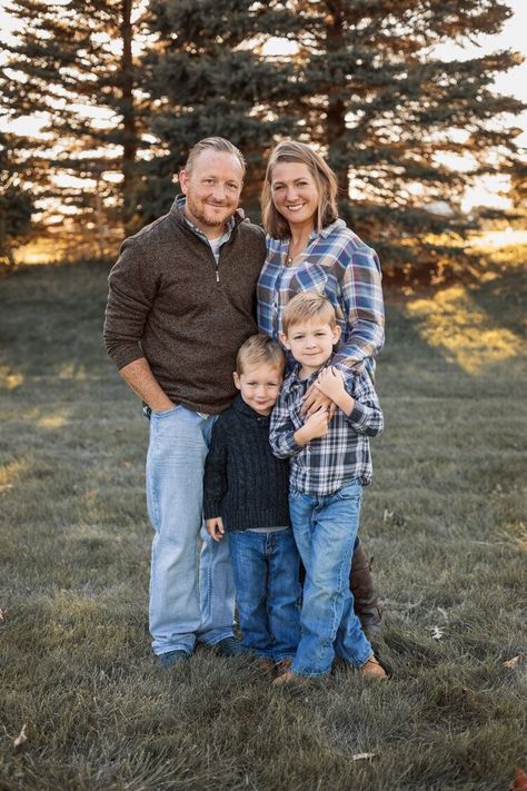 Family Of 4 Portraits, Family Poses Photography For 4, Family 4 Photoshoot, Family Of 4 Photoshoot Poses, Family Of 4 Photos, Family Of 4 Photo Ideas, Family Of 4 Photoshoot, Family Of 4 Poses, Family Of 4 Picture Poses