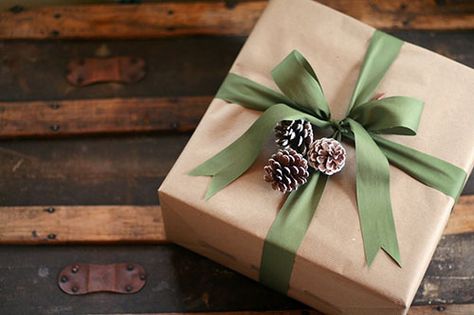 Christmas Gift Wrapping Ideas, Brown Paper Wrapping, Xmas Gift Wrap, Gift Wrapping Techniques, Creative Gift Wraps, Gift Wrapping Ideas, Brown Paper Packages, Creative Gift Wrapping, Christmas Packaging