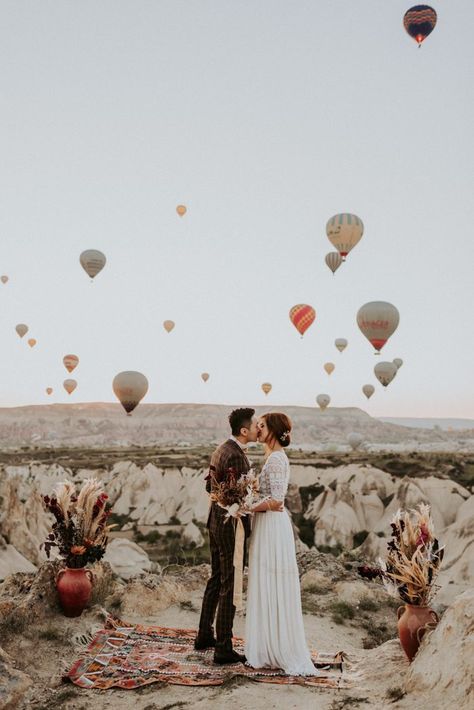 Unique Elopement Alert: This Couple Exchanged Vows Among Over 100 Hot Air Balloons in Cappadocia, Turkey. #WeddingInspiration #WeddingIdeas #DestinationWeddings #Elopements #Bohemian Cappadocia Turkey Hot Air Balloon Proposal, Hot Air Balloon Elopement, Hot Air Balloon Engagement Pictures, Hot Air Balloon Wedding Theme, Wedding In Turkey, Hot Air Balloon Wedding, Air Exchanger, David Ring, Unique Elopement