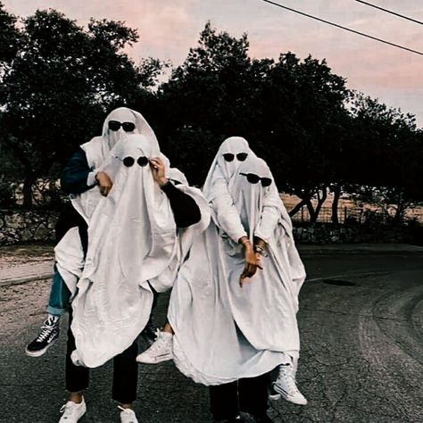 erika chipana on Instagram: “Yassss 👻 . . . #picsart #photooftheday #photo #instagood #aesthetic #aesthetics #aestheticedits #art #friends #ghostchallenge #ghost…” Group Profile Pic, Friendship Photography, Ghost Drawing, Ghost Photography, Halloween Photography, Perspective Photography, Friend Pictures Poses, Ghost Pictures, Ghost Photos