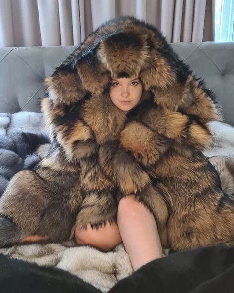 Robert Langdon, Raccoon Fur Coat, Girls Fur Coat, Fox Blanket, Fabulous Fox, Fur Parka, Fur Coats Women, Fox Fur Coat, Fluffy Blankets