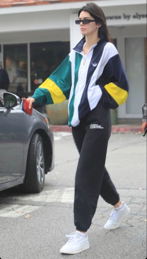 Oversized Windbreaker Outfit, Windbreaker Outfit Women, Windbreaker Outfit Casual, Kendall Jenner Outfits Street Styles, California Fits, Oversized Hoodie Outfit, Kendall Jenner Outfits Casual, Fai Khadra, Kendall Jenner Dress