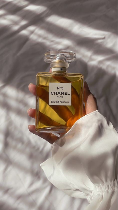 Eau de parfume chanel no 5 Chanel Perfume No. 5, Chanel Aesthetic Wallpaper, Chanel No 5 Perfume, Beauty Tiktok, Chanel N 5, Chanel Aesthetic, Pretty Savage, Chanel Fragrance, Parfum Chanel