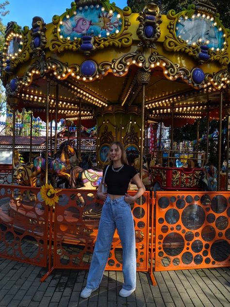 Outfit Ideas Amusement Park, Fair Outfits Carnival Aesthetic, Amusement Park Outfit Fall Casual, Imagica Theme Park Outfits, Funfair Outfit, Outfits For Amusement Parks, Funfair Outfit Ideas, Fun Fair Outfit, Carnival Outfit Ideas Casual