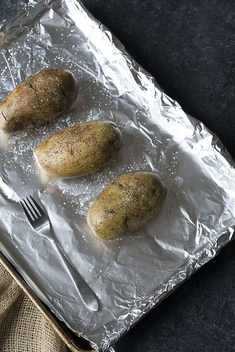 Make sure that you cook a perfect baked potato every single time with this simple, foolproof technique! Baked Potatoes In The Oven, Potatoes In The Oven, Easy Baked Potato, Perfect Baked Potato, Making Baked Potatoes, Baked Potatoes, Russet Potatoes, Potato Dishes, Easy Baking