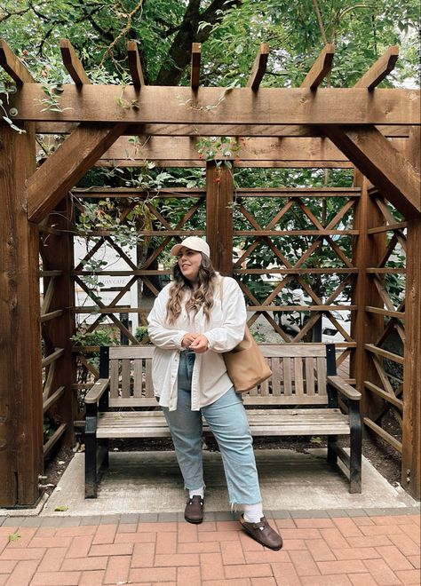 Brunette woman wears a cream coloured baseball hat with a long white blouse and light blue jeans with dark brown Birkenstock Boston clogs while standing outside a garden pergola. Birkenstock Clogs Outfit Plus Size, Boston Clogs Outfit, Birkenstock Clogs Outfit, Birkenstock Boston Clogs, Birkenstock Clog, Birkenstock Clogs, Birkenstock Outfit, Boston Clogs, Clogs Outfit