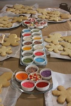 Christmas cookie workshop! (icing is in cups with popsicle sticks for spreading) perfect to do with all of the kids in the family this year! | best stuff Holiday Cookies Christmas, Cookie Decorating Party, Kids Christmas Party, Christmas Treat, Cookie Party, Crafts Kids, Holiday Cookie, Christmas Goodies, Popsicle Sticks