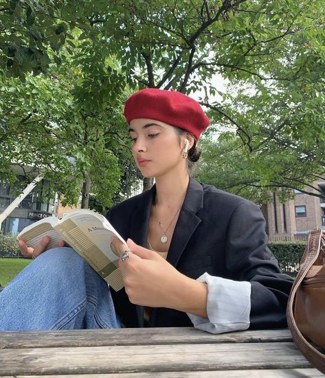 Beret Outfit, Girl Reading, 가을 패션, French Girl, Outfits Casuales, Outfits Aesthetic, Parisian Style, Fitness Inspo, Classy Outfits