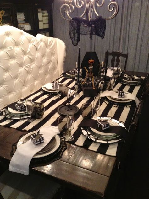 An elegant and fun Tim Burton-inspired Halloween Tablescape Makes me think of Beetlejuice :) White Desk Design, Black White Table, Apartment Halloween, Halloween Chic, Halloween Table Settings, Halloween Tablescape, Beetlejuice Halloween, Halloween Table Decorations, Chic Halloween