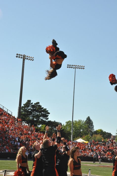 back tuck baskets. amazing! Basket Toss Cheerleading, Jumping Stilts, Texas Cheerleaders, Basket Toss, Doctor Insta, College Cheerleading, Cheerleading Stunt, College Cheer, Back Tuck