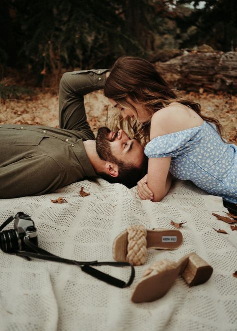 Moody Picnic Photoshoot, Couple Poses Romantic, Couple Photo Session Outfits, Theme Couple Photoshoot, Special Photoshoot, Couples Shoot Ideas Outdoor, Picnic Style Engagement Shoot, Intimate Pre Wedding Shoot, Forest Couple Photography