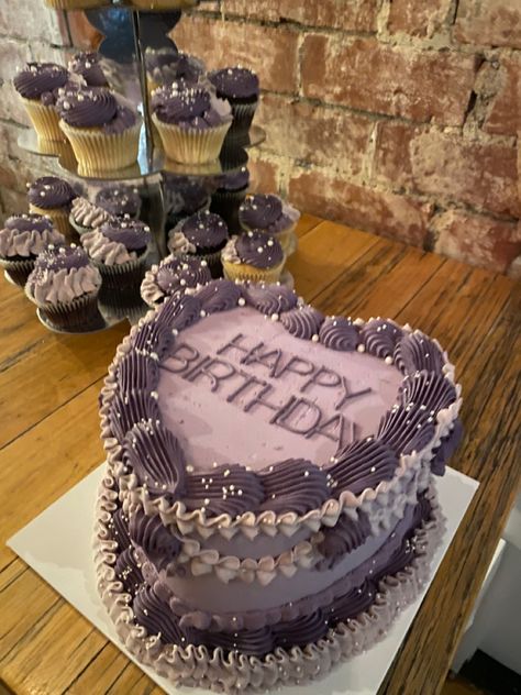 Purple 16th Birthday Cake, Dark Purple Birthday Cake, Dark Purple Cake, Purple Cakes Birthday, Glow Birthday Party, Pinterest Cake, 15 Birthday, Birthday Cake With Flowers, Crunch Cake