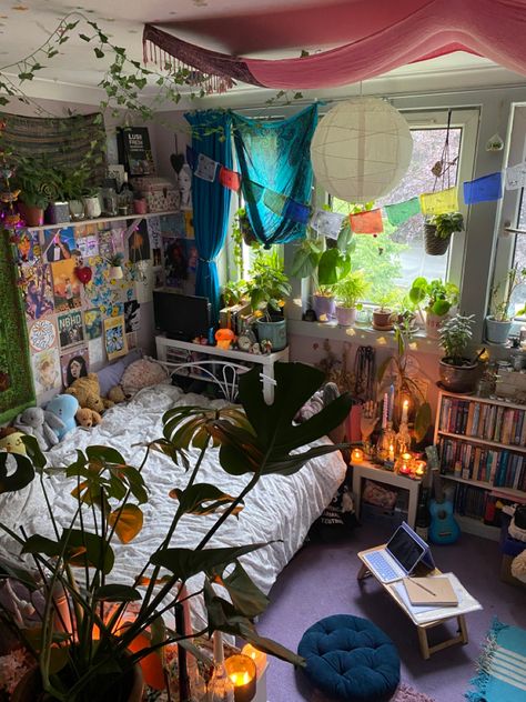 Nerdy Maximalist Decor, Cozy Maximalism Bedroom, Cluttercore Bedroom Aesthetic, Cluttercore Room, Cluttercore Bedroom, Maximalism Room, Interior Design Colorful, Cool Homes, Hippie Room