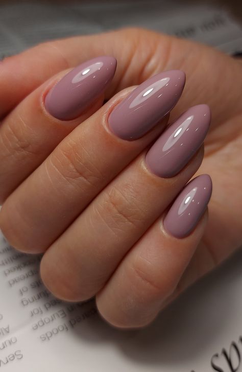 Almond Nail Trends, Gel Overlay, Shades Of Violet, Almond Nail, Manicure Ideas, Latest Iphone, Acrylic Gel, Oval Nails, Unique Nails