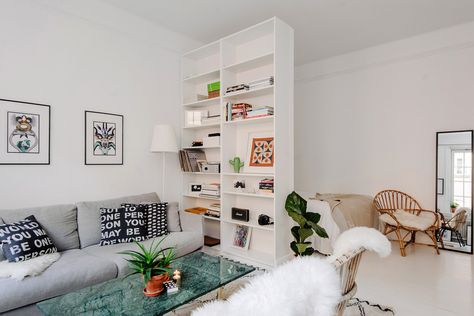 Studio Apartment Room Divider, A Studio Apartment, Studio Layout, Studio Apartment Living, Student Apartment, Gravity Home, Student Room, Deco Studio, Tiny Apartments