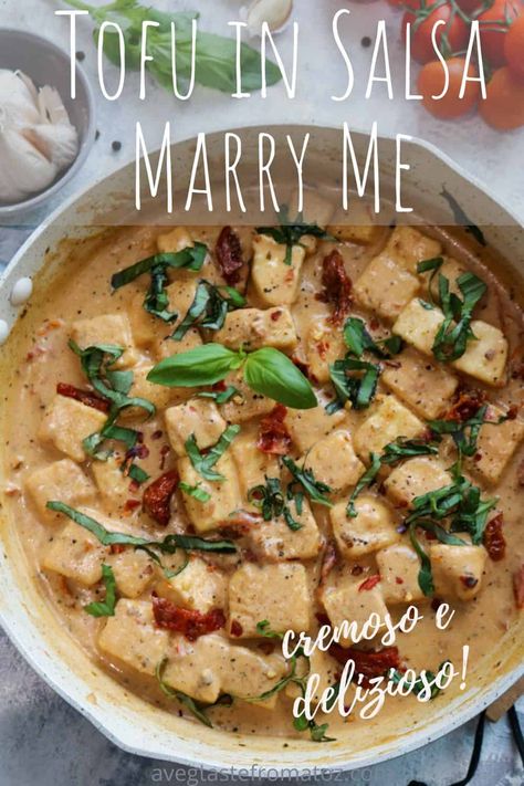 Questo cremosissimo Tofu in Salsa "Marry Me" è un piatto unico e ricco di gusto, tanto che vi farà innamorare! Marry Me Tofu, Tempeh Curry, Curry Couscous, Curried Couscous, Veg Food, Seitan, Tempeh, Healthy Eats, Couscous