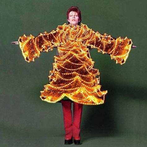 Bowie Christmas Tree Bowie Christmas, David Bowie Starman, Bowie Starman, Kansai Yamamoto, Bowie Art, Man Who Fell To Earth, The Blonde Salad, Major Tom, Holiday Images