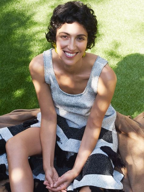 Fashion Director Yasmin Sewell: Perfect short, curly hair! Yasmin Sewell, Blue Liner, Fashion Director, Style Star, Curly Hair Inspiration, Short Curly Hair, Curly Girl, Beauty Routine, Fashion Editor