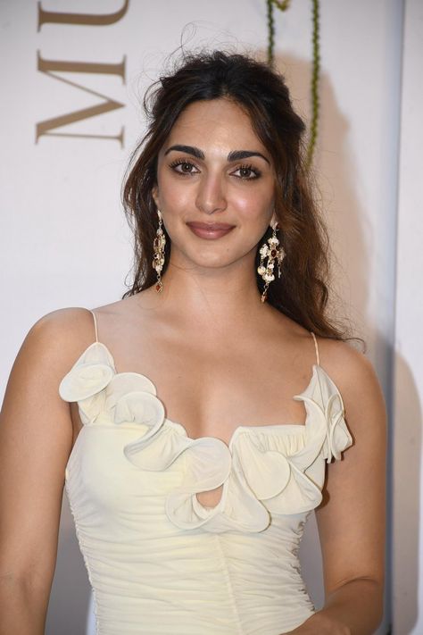 Kiara Advani Birthday, Kaira Advani, Kiara Advani, Morning Everyone, Good Morning Everyone, Indian Actress Hot Pics, India Fashion, Girl Body, 15 Dresses