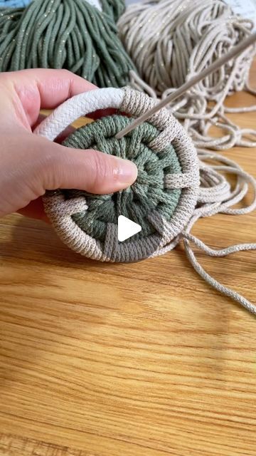 Basket Weaving With Yarn, Coil Basket Weaving, Coil Basket Diy, Macrame Bowl, Diy Crochet Rope Basket, Coiled Rope Basket Diy, Rope Basket Diy, Diy Woven Basket, Rope Basket Tutorial