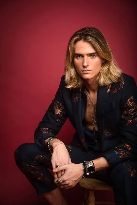 Luke Eisner Luke Eisner, Shooting Photo Studio, Surfer Boys, Fashion Agency, Mens Hair Colour, Save Outfits, Netflix Original Series, New Netflix, Androgynous Fashion