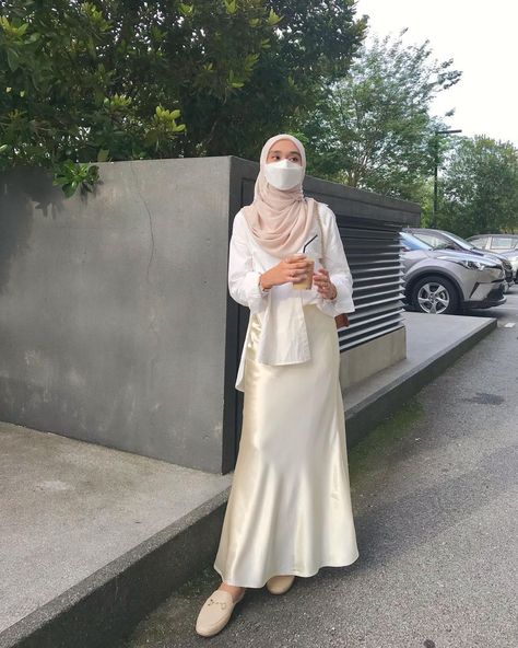 Ootd Rok Satin, Silk Skirt Hijab Outfit, Satin Skirt Outfit Hijab, Satin Pleated Skirt Outfit, Skirt Outfits Hijab, Hijabi Summer Outfits, Silk Skirt Outfit, Satin Outfit, Satin Pleated Skirt