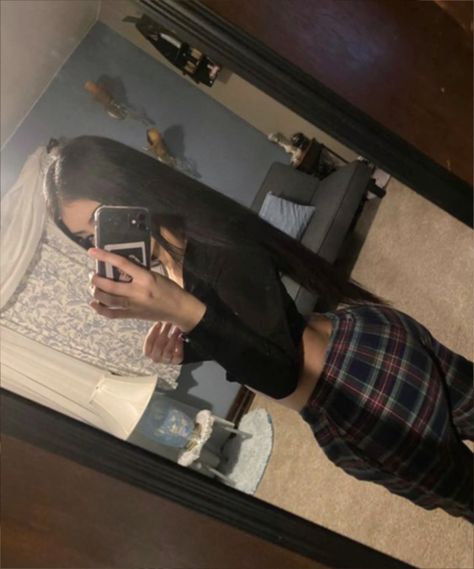 Forbidden Pants Outfit Latina, School Mirror Pics, Latina Hair Styles, Latina Insta, Pfp Latina, Latina Pfp, Black Teenage Girl, Latina Pics, Latina Hair