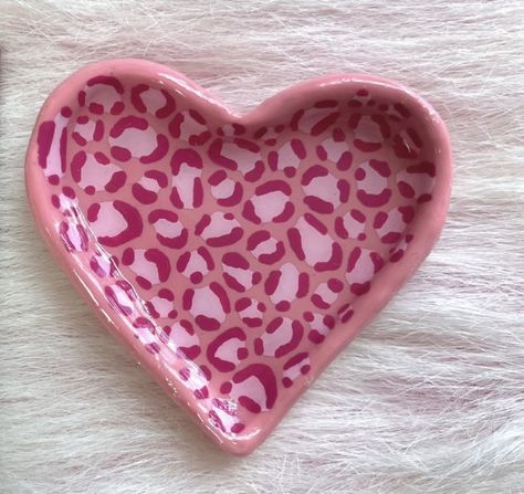 Pink jewelry trinket dish Evil Eye Trinket Dish, Leopard Print Pottery, Slab Pottery Ideas Creative, Girly Ashtray, Cute Easy Pottery Ideas, Pink Clay Ideas, Pasta Para Modelar Ideas, Things Out Of Clay, Pottery Gift Ideas