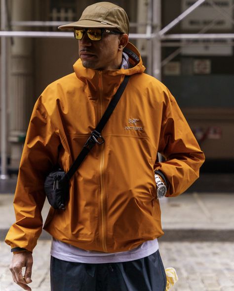 North Face Windbreaker Outfit Men, Granola Guy Style, Arcteryx Outfit, Yellow Jacket Outfit, Arcteryx Jacket, Windbreaker Outfit, North Face Windbreaker, Rave Style, Guys Fits