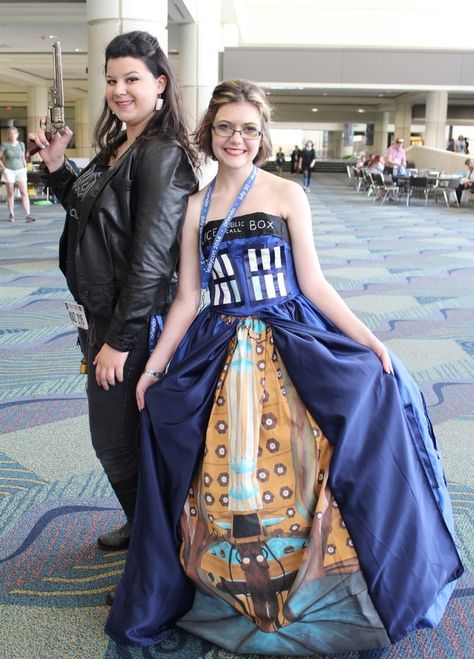 Human!Impala from Supernatural and a TARDIS from Doctor Who Dr Who Cosplay Female, Human Impala, Tardis Cosplay, Tardis Dress, Doctor Who Costumes, Doctor Who Cosplay, Doctor Who Tardis, Wibbly Wobbly Timey Wimey Stuff, Amazing Cosplay