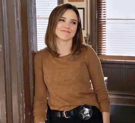 Sophia Bush Chicago Pd, Remini Icon, Detective Outfit, The Hitcher, Erin Lindsay, Chicago Justice, John Tucker, Queen Sophia, Jay Halstead