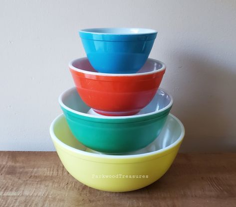 This is a listing for 4 Primary Color Nesting Bowls from Pyrex. Pyrex was made in the USA and the glass is white with the "primary" color over the white. The set has no stains, cracks, nicks or chips. The exteriors have use wear with minor surface scratching and have rim feathering.  Some interesting history: Every post-WWII Bride wanted this set as a wedding gift. Pyrex sold many sets and they were the work-horse of the "modern" 1940'-50's kitchen. Yellow   #404  4 Quarts         Green   #403 Primary Color Mixing, Modern Retro Kitchen, Pyrex Primary Colors, Retro Kitchen Appliances, Kitchen Yellow, Color Refrigerator, Pyrex Set, Franciscan Ware, Pyrex Collection