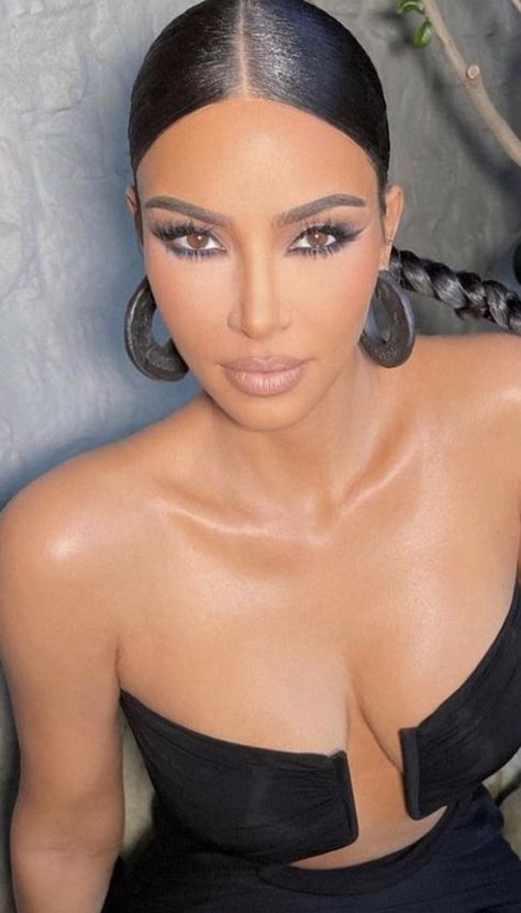 Underliner Makeup, Kim Kardashian Makeup Looks, Estilo Kim Kardashian, Barely There Makeup, Kardashian Makeup, Kim Kardashian Makeup, Bold Eye Makeup, Brown Skin Makeup, Glam Makeup Look