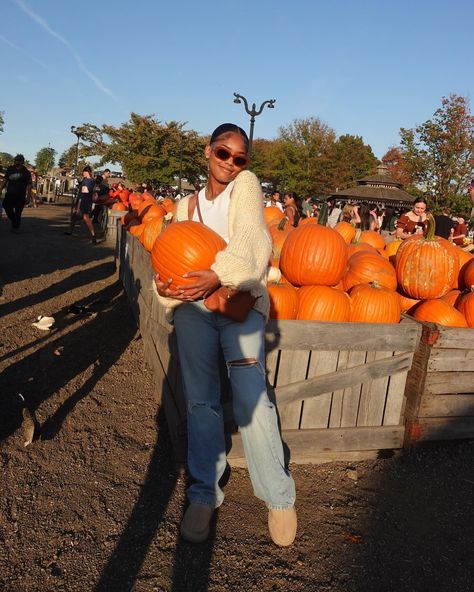 Best season 🎃🤭🍂✨ Pumpkin Patch Black Women, Fall Outfits Pumpkin Patch, Pumpkin Patch Outfit, Best Seasons, Wine Drinks, Fall Season, Taking Pictures, Drinking Tea, Pumpkin Patch