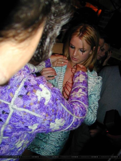 Britney Spears (12/02/99) [18th birthday] #Halo #NewYorkCity #NewYork Britney Spears Birthday, Britney Spears 1999, Britney Spears Gif, Original Dolls, 18th Birthday, Spears, Britney Spears, Halo, Saree