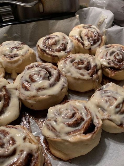 Cinamonroll Recipe, Sweet Tooth Aesthetic, Best Cream Cheese Icing, Soft Cinnamon Rolls, Cake Outfit, Rolls Easy, Cinnamon Rolls Easy, Love Autumn, Cream Cheese Icing