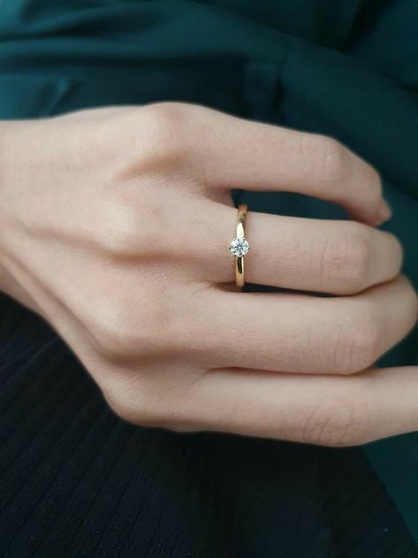 1 Mm Engagement Ring, Pretty Rings Simple, Simple Ring Design, Engagement Ring Christmas, Small Engagement Rings, Couple Ring Design, Simple Gold Earrings, Engagement Rings Couple, Solitaire Diamond Engagement Ring