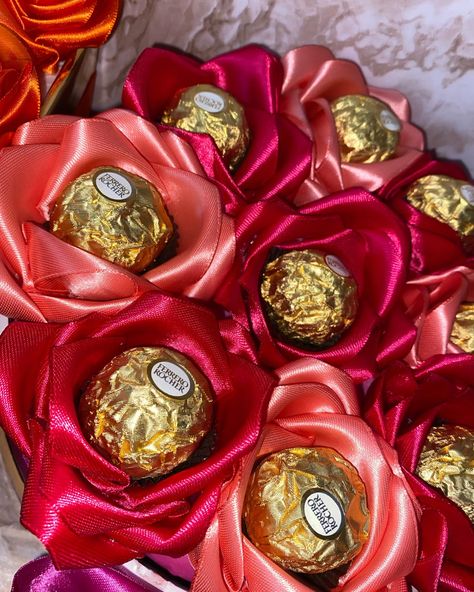 Ribbon Roses With Chocolate, Satin Ribbon Bouquet, Ribbon Rose Bouquets, Ribbon Flowers Bouquet, Food Bouquet, Satin Ribbon Roses, Diy Ribbon Flowers, Ribbon Bouquet, Diy Gift Set