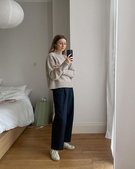 Navy Linen Pants Outfit, Navy Blue Trousers Outfit, Everlane Outfit, Blue Trousers Outfit, Navy Blue Pants Outfit, Navy Pants Outfit, Blue Pants Outfit, Brittany Bathgate, Korean Winter Outfits