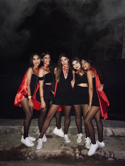 Vampire Group Halloween Costume, Easy Vampire Halloween Costumes, Vampire Group Costume, Easy Vampire Costume, Vampire Girl Costume, Halloween Outfits Easy, Vampire Outfit Halloween, Vampire Halloween Costume Outfits, Vampires Costume