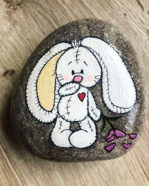 Cocker Spaniel Rock Painting, Bunny Rabbit Painted Rocks, Rabbit Painted Rocks, Easter Bunny Painted Rocks, Painted Easter Rocks, Rabbit Painting Easy, Easter Rocks Painting Ideas, Bunny Painting Ideas, Bunny Painted Rocks