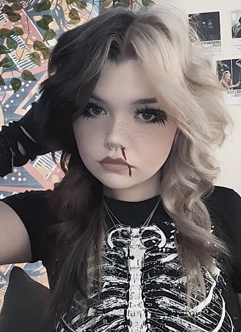 White Split Dye Hair, Dye Hair Inspiration, Hair Inspo Grunge, Black And White Split Dye, Black And White Hairstyles, Girl Wolf Cut, Mall Goth Aesthetic, White Hairstyles, Alt Egirl