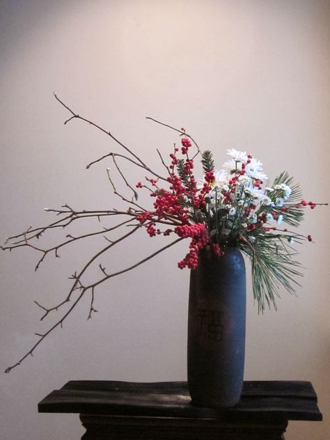 Flower Ikebana, Ikebana Arrangement, Japanese Christmas, Church Altar Decorations, Magnolia Branch, Winter Berry, Ikebana Flower, Christmas Vases, Green Orchid