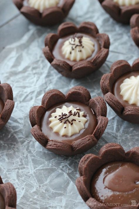 Creative Desserts Presentation, Easy Pastry Ideas, Cookie Presentation Ideas, Mini Caramel Tarts, Dome Tartlets, Chocolate Tart Recipe Mini, Chocolate Mini Tarts, Dubai Chocolate Cheesecake, Cheesecake Tartlets