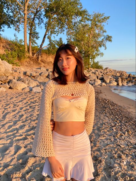 beach day, beach outfit, outfit ideas, summer outfit ideas, summer outfit, crochet shrug, white skirt, aesthetic summer outfit, cami tank top, pearl hair clip, ocean, instagram pose, photoshoot poses, instagram idea, asian girl Skirt Aesthetic Summer, White Skirt Aesthetic, Photoshoot Poses Instagram, Ghost Outfit, White Skirt Outfits, Beach Cardigan, Skirt Aesthetic, Beach Ootd, Crochet Top Outfit