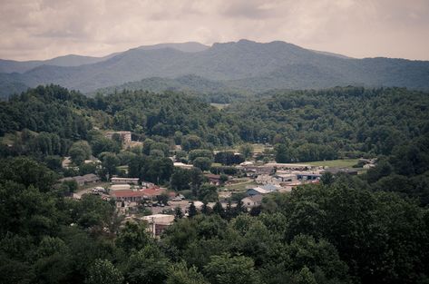 Bakersville Nc, A Moveable Feast, Smokey Mountain, Nc Mountains, Some Beautiful Pictures, North Carolina Homes, Appalachian Mountains, Mountain Town, Blue Ridge Mountains